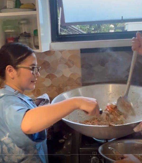potret Prilly Latuconsina masak besar untuk bebagi (instagram.com/prillylatuconsina96)