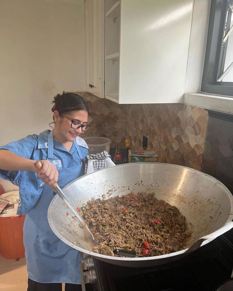 potret Prilly Latuconsina masak besar untuk bebagi (instagram.com/prillylatuconsina96)