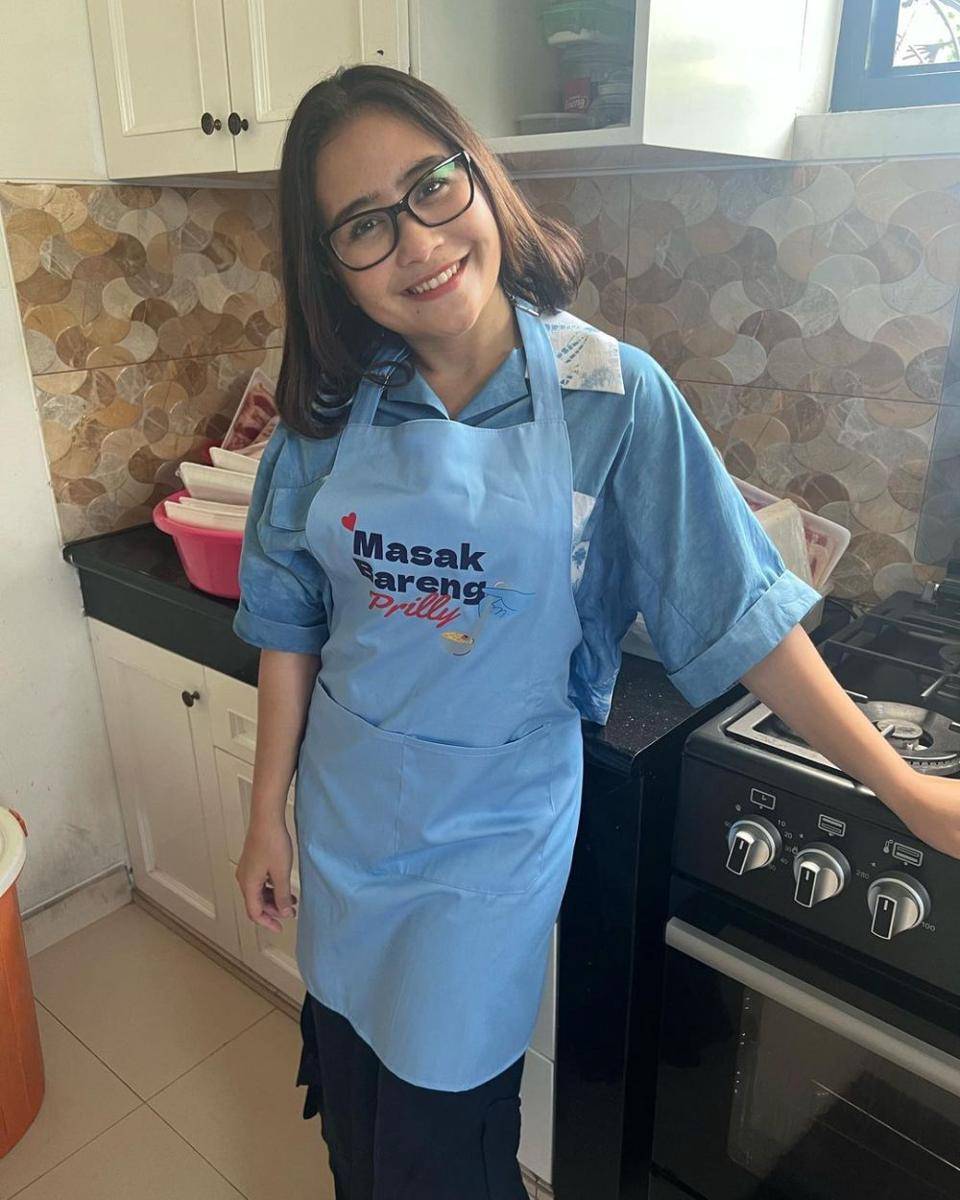 potret Prilly Latuconsina masak besar untuk bebagi (instagram.com/prillylatuconsina96)