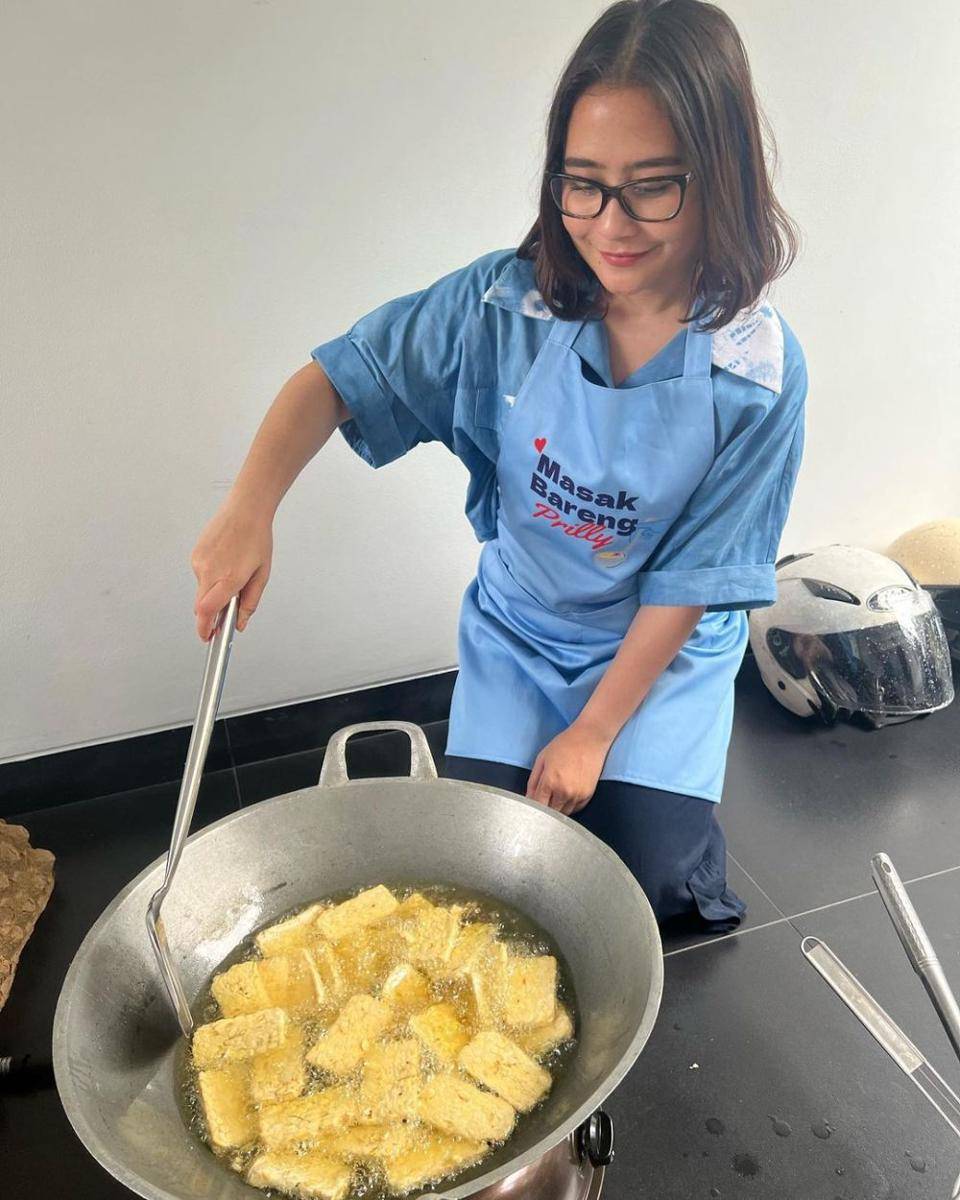 potret Prilly Latuconsina masak besar untuk bebagi (instagram.com/prillylatuconsina96)