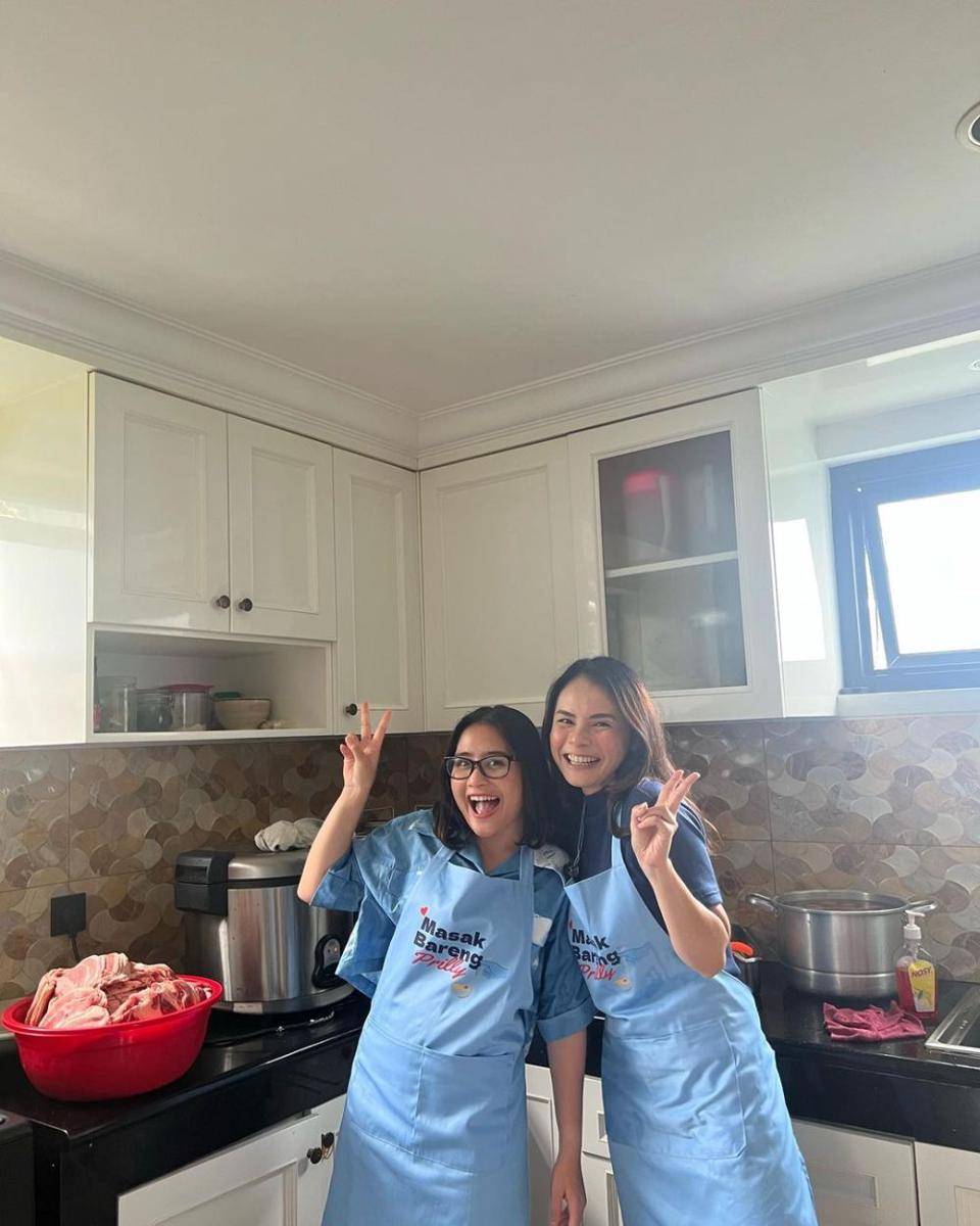 potret Prilly Latuconsina masak besar untuk bebagi (instagram.com/prillylatuconsina96)