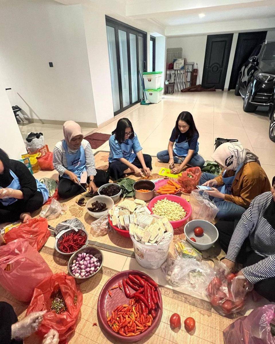 potret Prilly Latuconsina masak besar untuk bebagi (instagram.com/prillylatuconsina96)