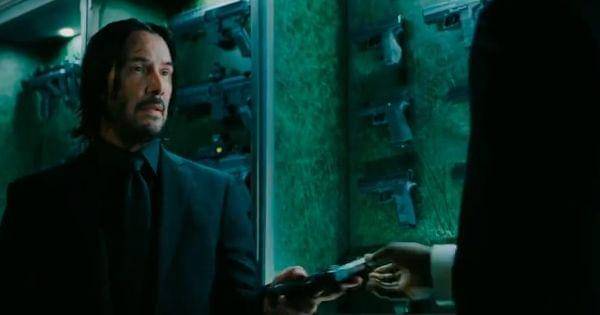 John menerima rekomendasi senjata dari Charon ( Dok. Lionsgate / John Wick 3 )