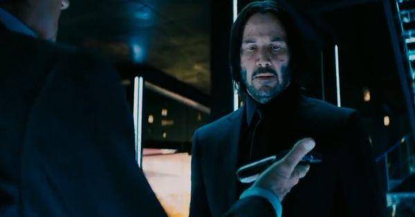 Winston memberikan pistol ke John ( Dok. Lionsgate / John Wick 3 )