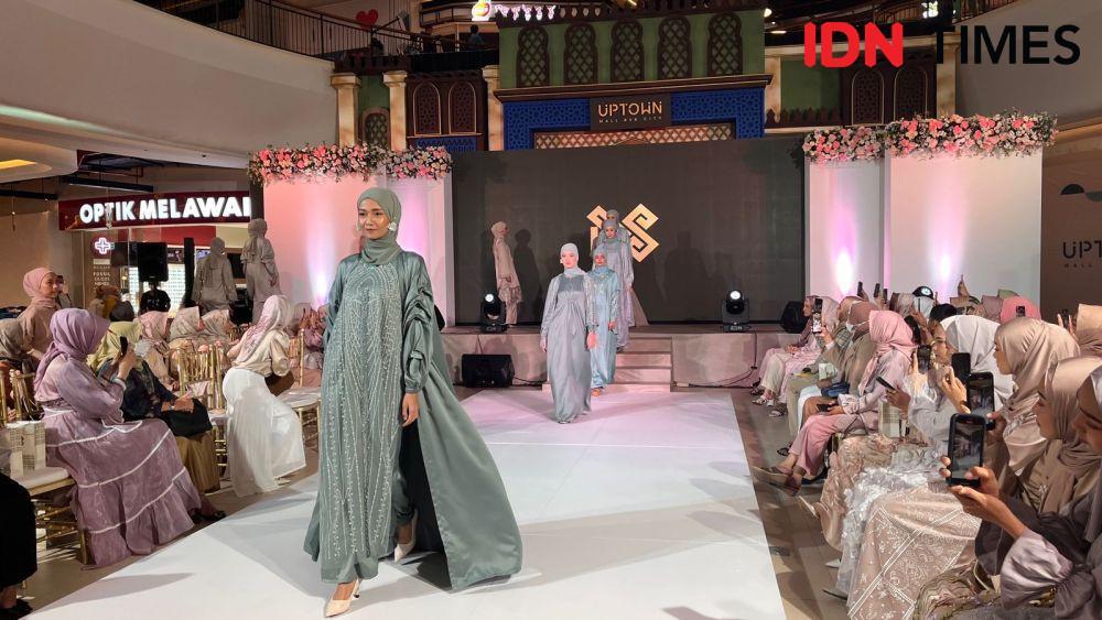 DS Modest meluncurkan koleksi busana muslim terbaru Effortless Glam bersamaan dengan pembukaan flagship store di Uptown Mal Semarang, Sabtu (9/4/2023). (IDN Times/Anggun Puspitoningrum)
