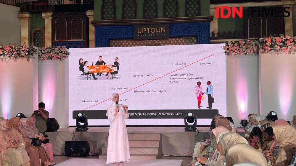 Personal styling expert, Anunk Aqeela membagikan tips berbusana saat Lebaran di acara peluncuran koleksi busana DS Modest di Uptown Mal Semarang, Sabtu (9/4/2023). (IDN Times/Anggun Puspitoningrum)