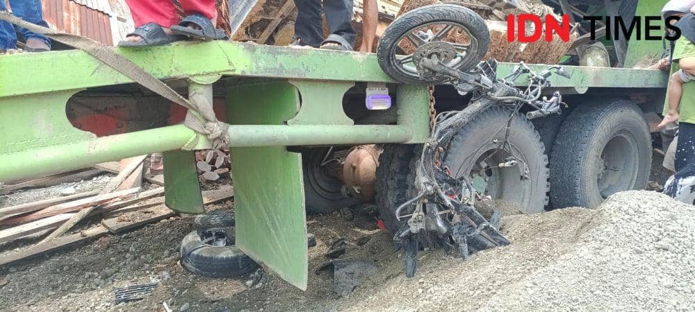 Truk yang terlibat kecelakaan beruntun di jalan raya Padang Panjang - Bukittinggi, Minggu (9/4/2023). Doc IDN Times