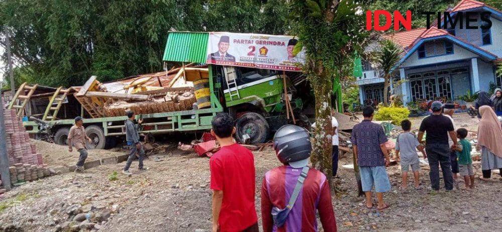 Truk Muatan Alat Berat Hantam 7 Kendaraan dan 4 Pejalan Kaki di Sumbar