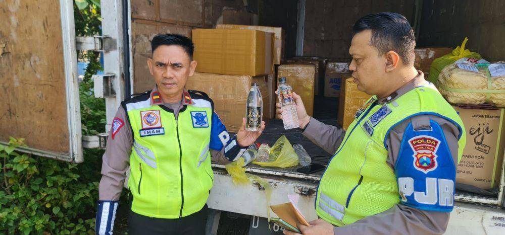 Satuan PJR Polda Jatim gagalkan peredaran arak Bali di rest area Tol Sidoarjo. Dok. PJR Polda Jatim.
