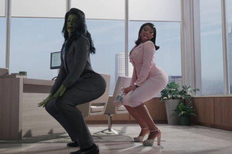 Tatiana Maslany dan Megan Thee Stallion dalam serial She-Hulk: Attorney at Law (dok. Marvel Studios/She-Hulk: Attorney at Law)