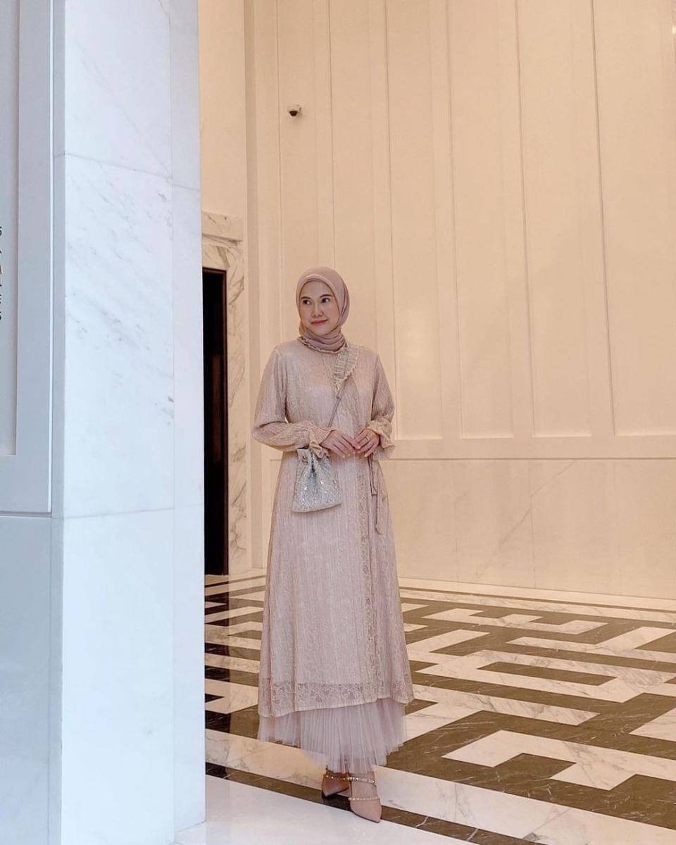 Outfit brokat. (instagram.com/vita.nurvitasari)