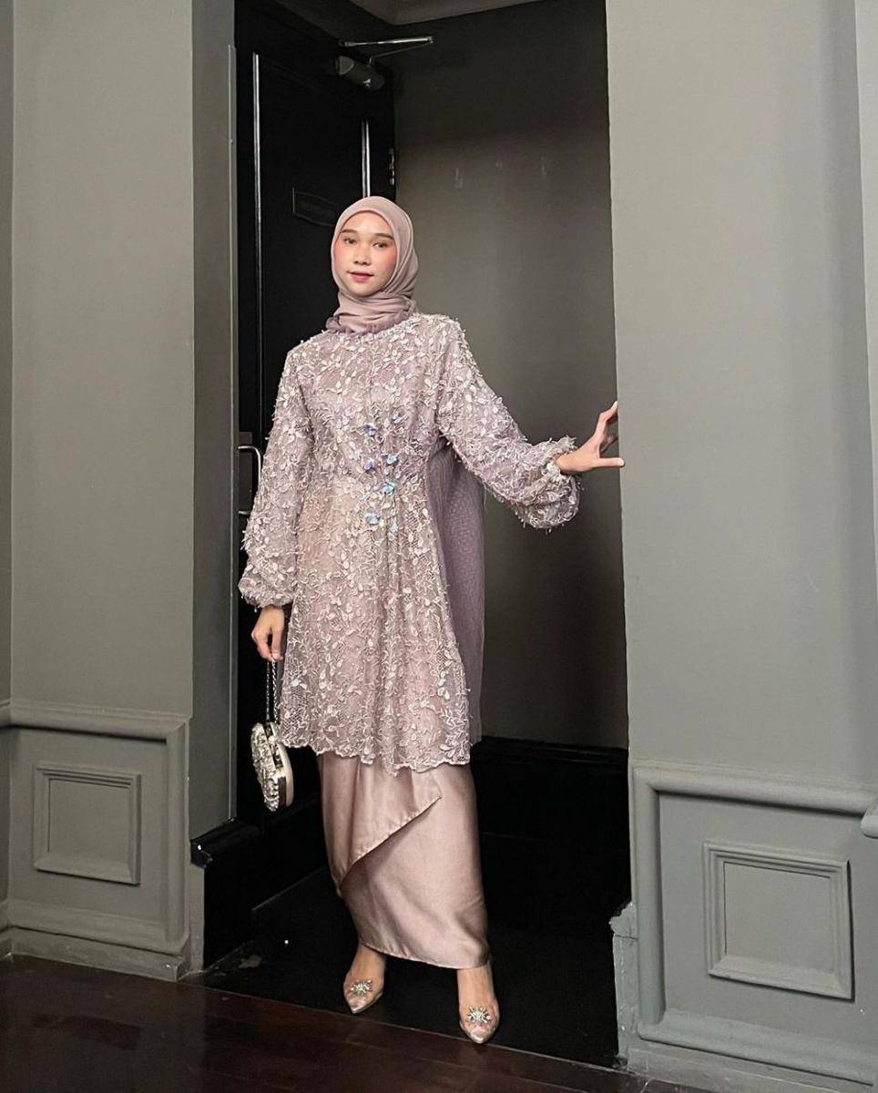 Outfit brokat. (instagram.com/nasariastri)