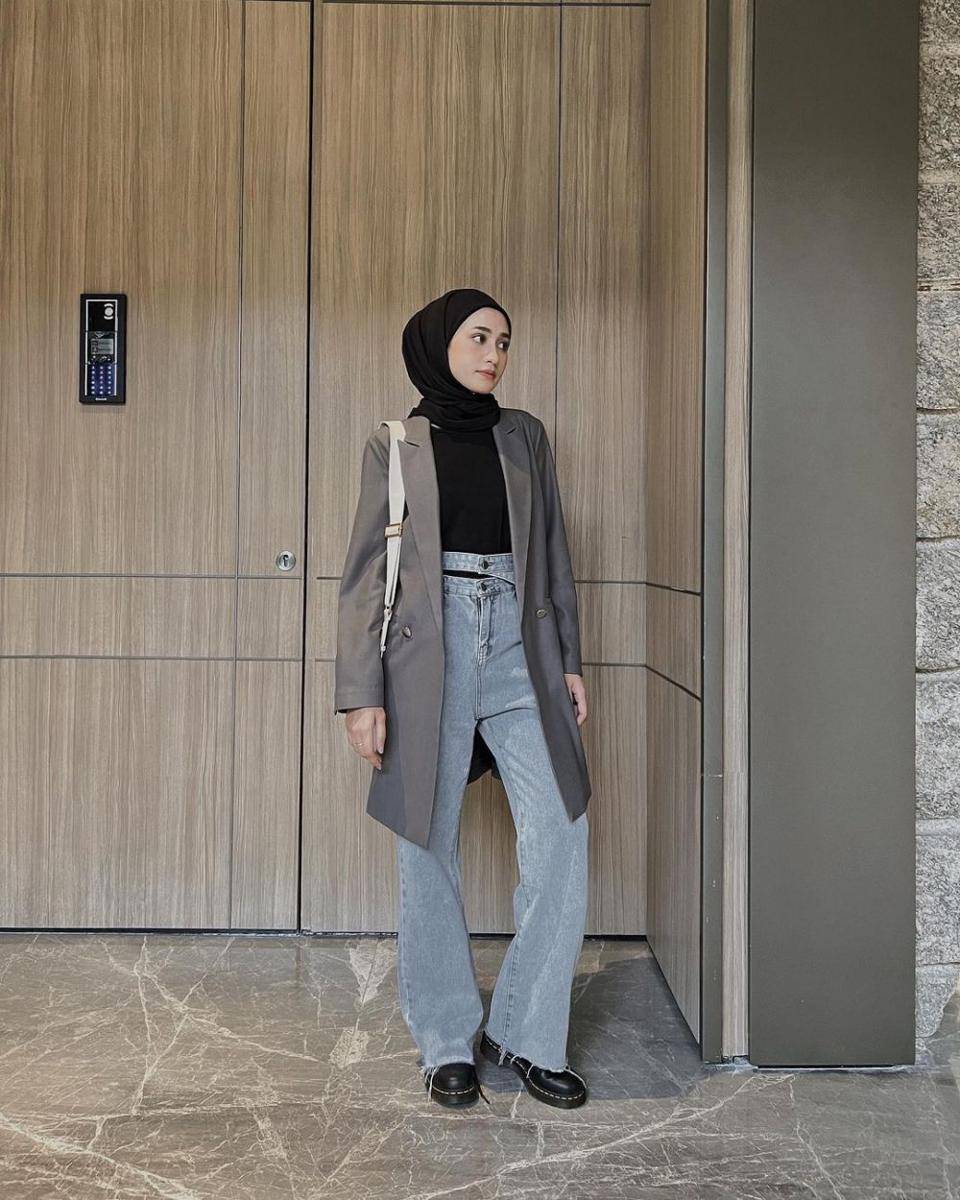 OOTD hijab ke kantor dengan blazer (instagram.com/helminursifah)