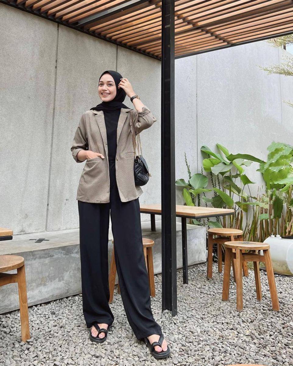 OOTD hijab ke kantor dengan blazer (instagram.com/ineznazlia)