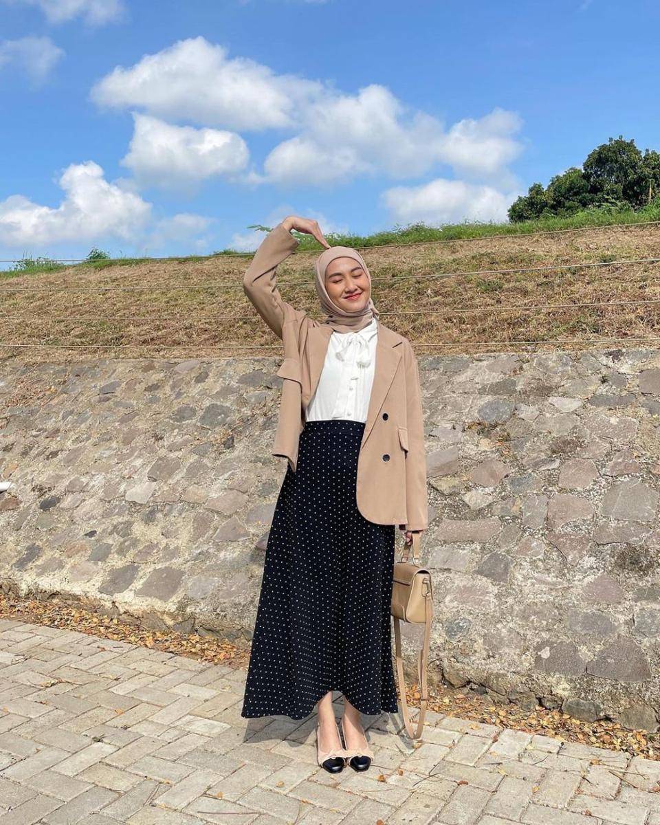OOTD hijab ke kantor dengan blazer (instagram.com/inasrana)