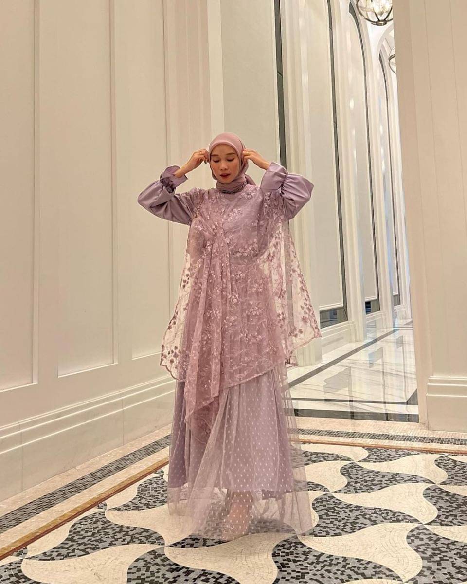 Outfit brokat. (instagram.com/nasariastri)