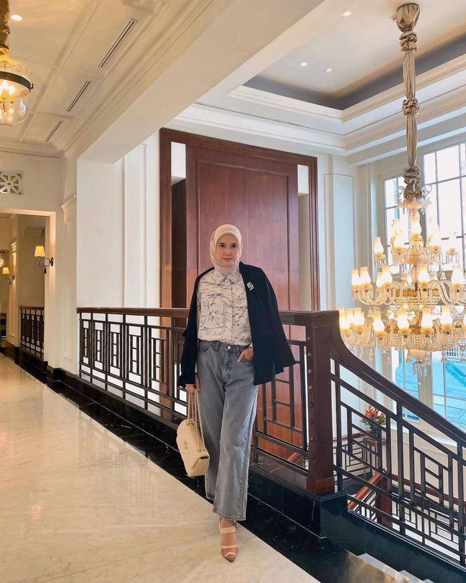OOTD hijab ke kantor dengan blazer (instagram.com/vita.nurvitasari)