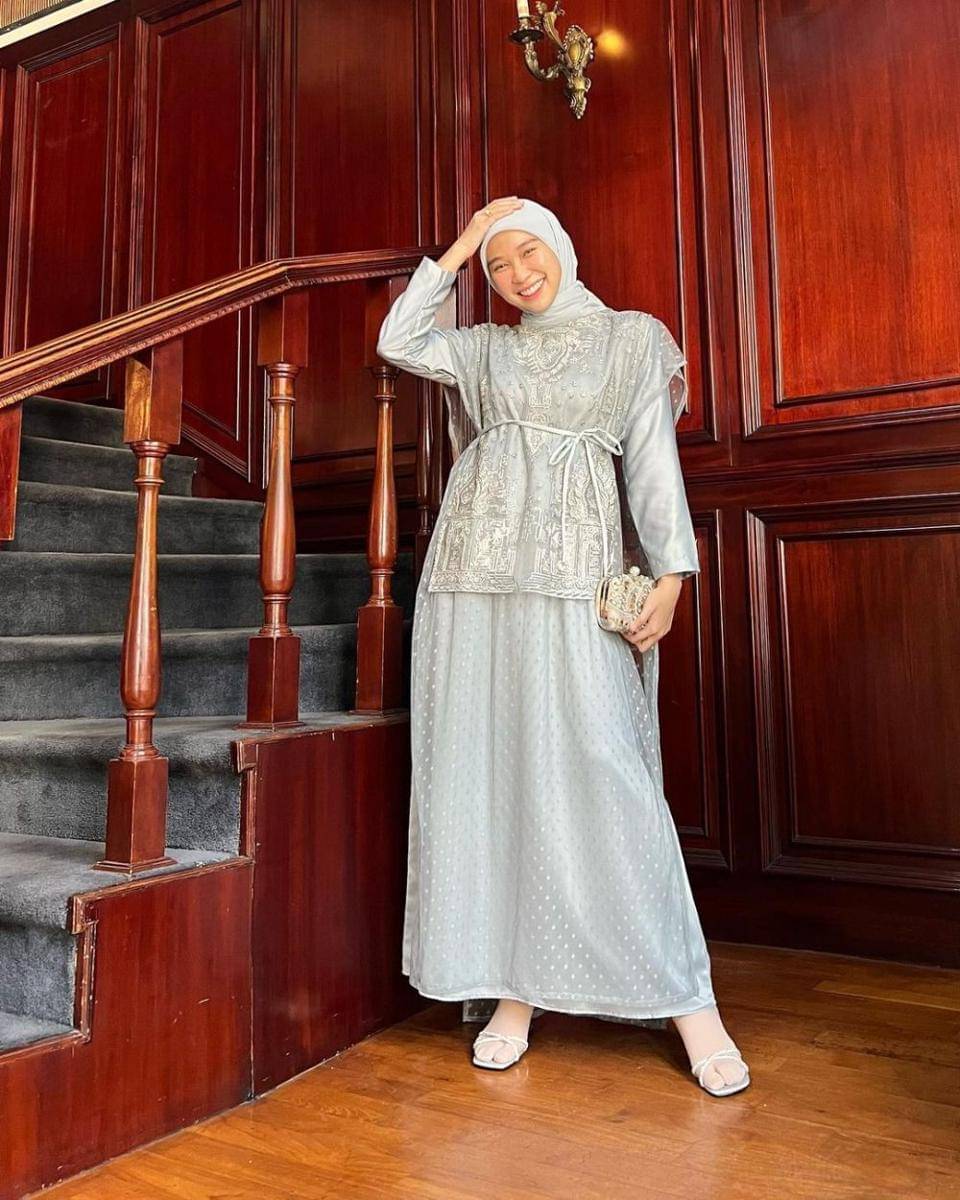 Outfit brokat. (instagram.com/nasariastri)