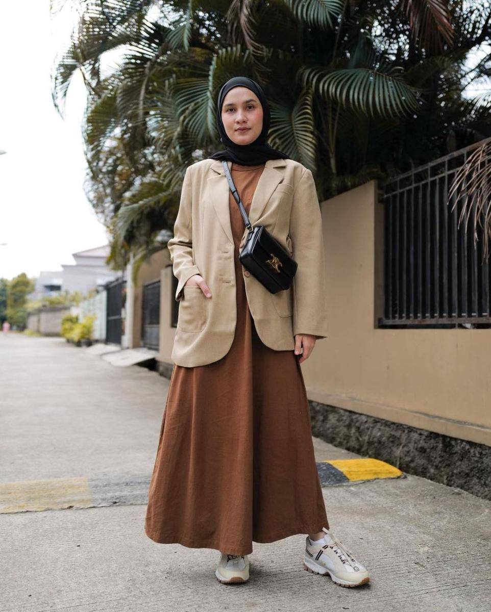 OOTD hijab ke kantor dengan blazer (instagram.com/dwihandaanda)