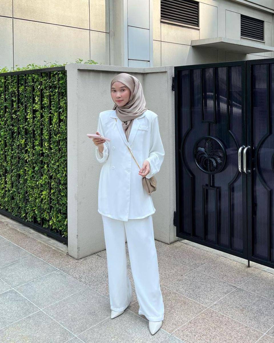 OOTD hijab ke kantor dengan blazer (instagram.com/nasariastri)