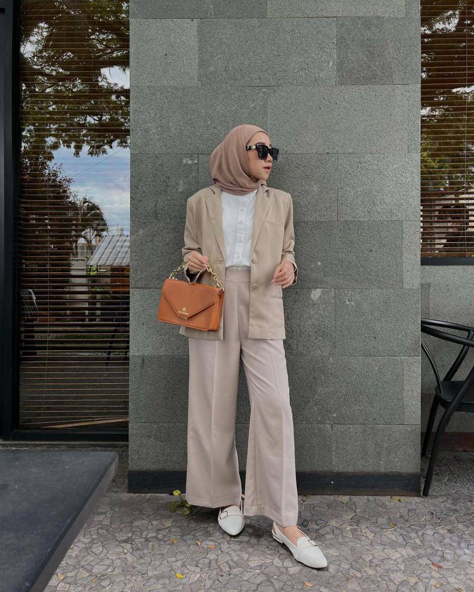 OOTD hijab ke kantor dengan blazer (instagram.com/delaaayuu)