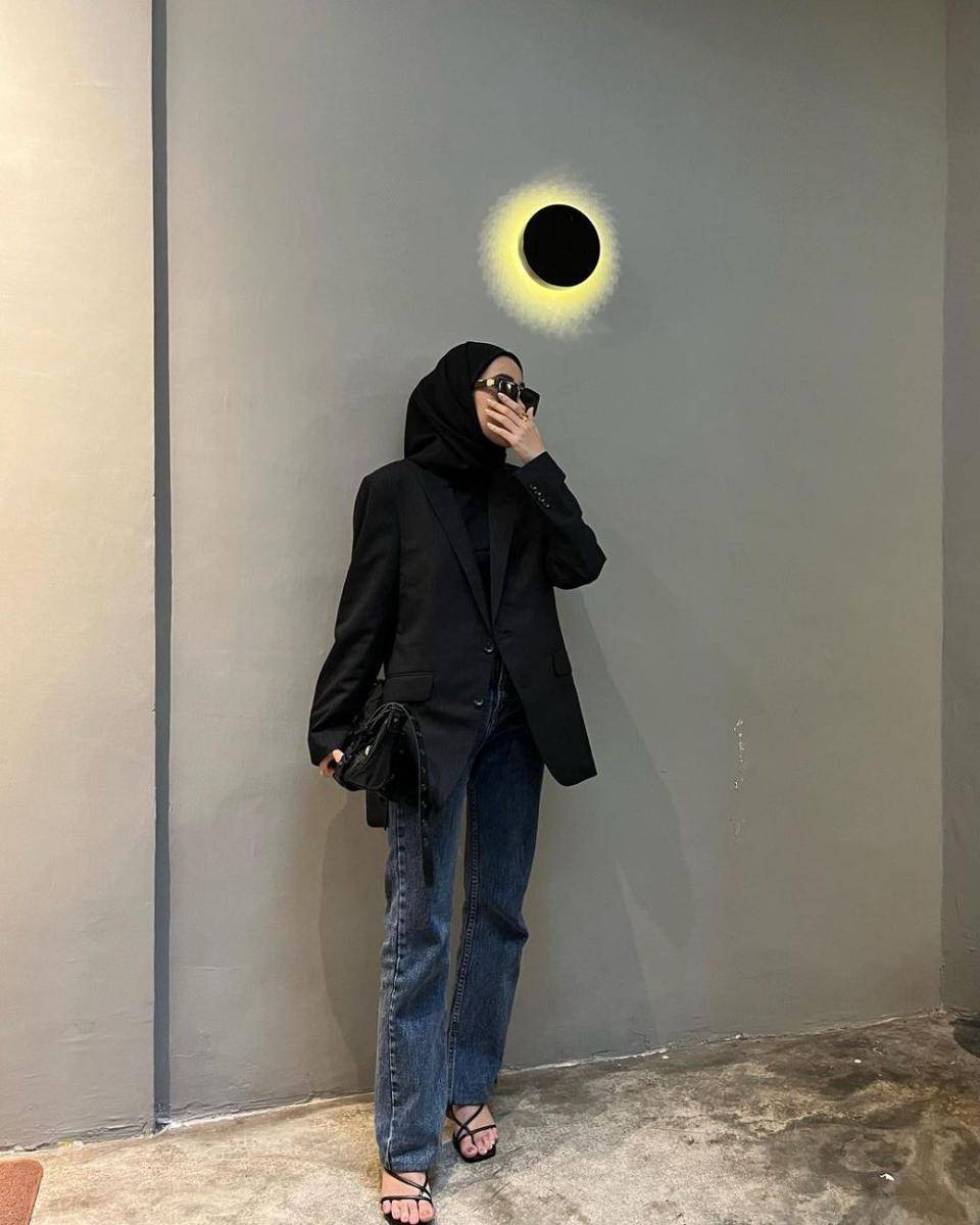 OOTD hijab ke kantor dengan blazer (instagram.com/delaaayuu)
