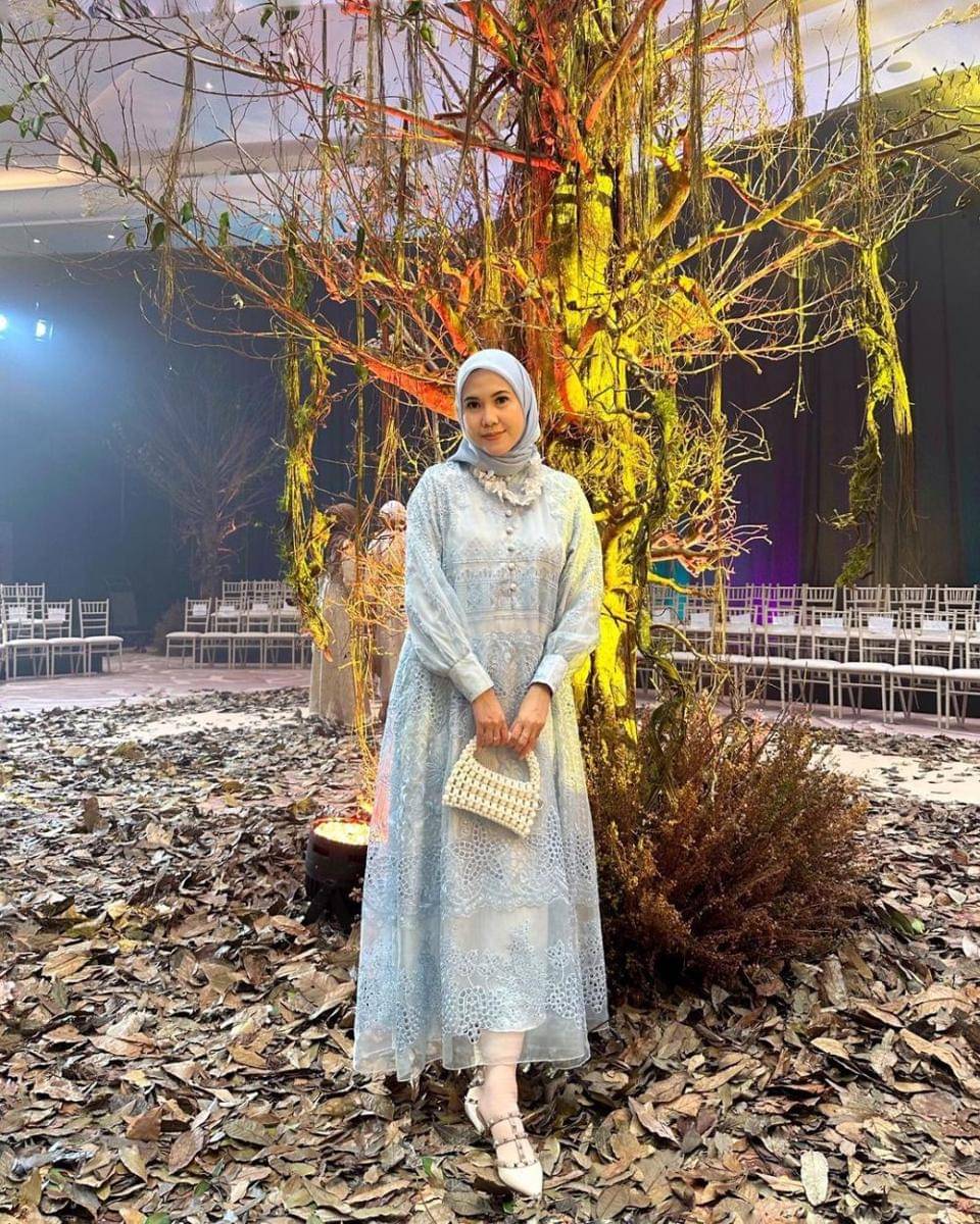 Dress brokat. (instagram.com/vita.nurvitasari)