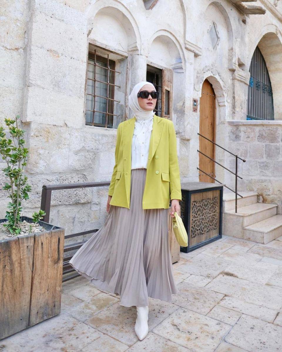 OOTD hijab ke kantor dengan blazer (instagram.com/kairissta)