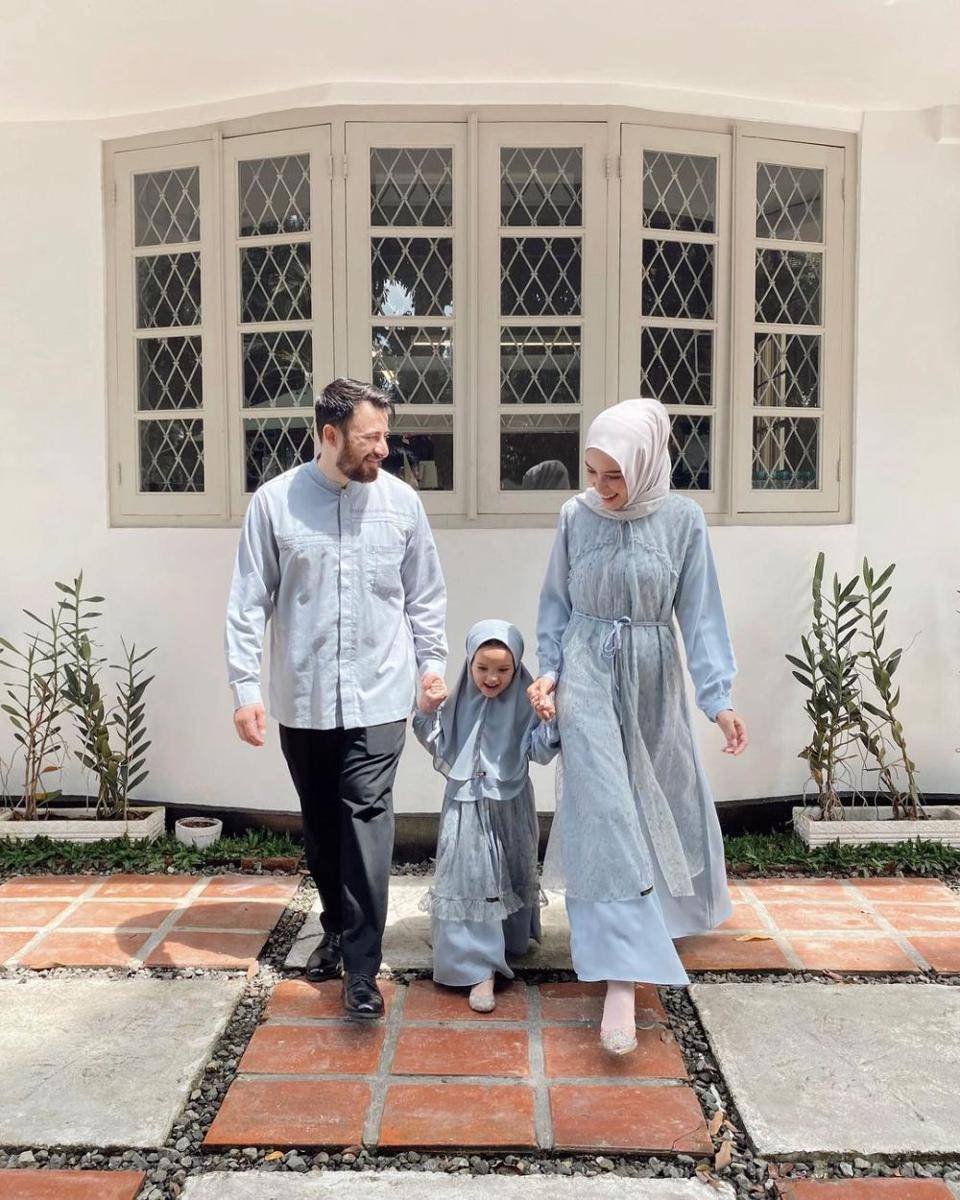Outfit brokat. (instagram.com/hamidahrachmayanti)