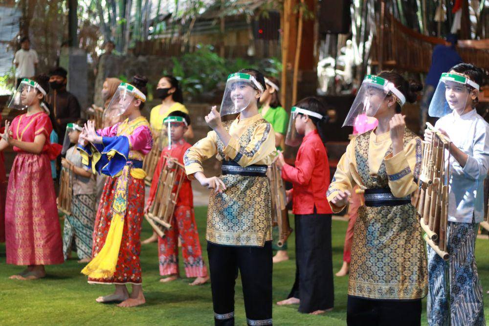 Saung Angklung Udjo di Bandung (angklung-udjo.co.id)