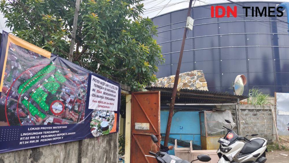 Lokasi water tank PDAM Tirta Asasta yang berdekatan dengan batas tembok permukiman warga, Kecamatan Sukmajaya, Kota Depok. (IDNTimes/Dicky)