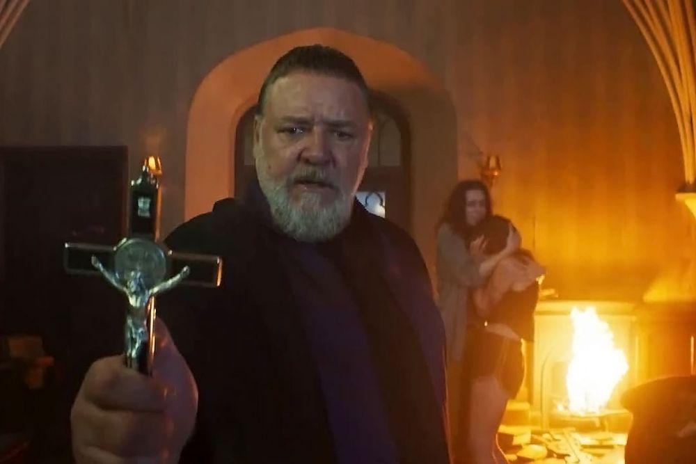 5 Kelebihan dan Kekurangan Film The Pope's Exorcist, Gak Sekadar Horor