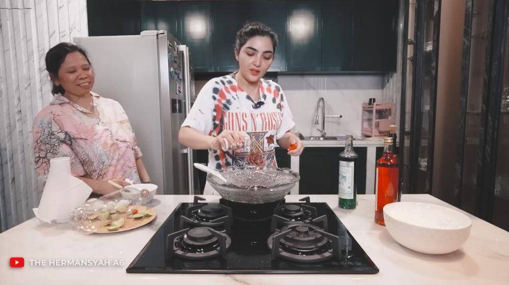 Ashanty bikin es kobok (YouTube.com/The Hermansyah A6)