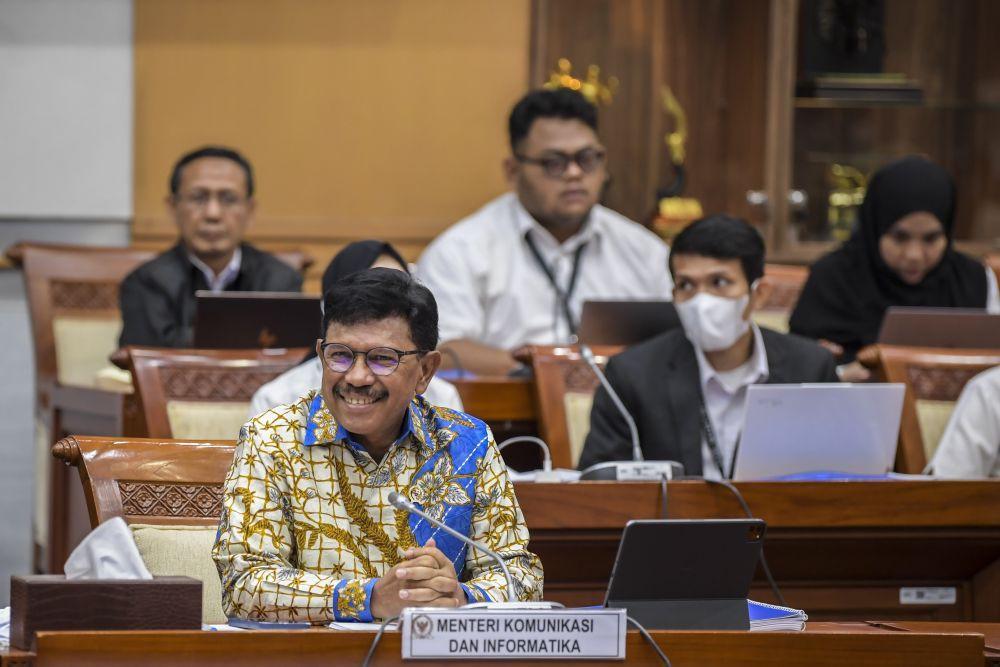Menkominfo Johnny G Plate mengikuti rapat kerja dengan Komisi I DPR di kompleks Parlemen, Senayan, Jakarta, Senin (10/4/2023). Raker tersebut membahas RUU tentang perubahan kedua atas Undang - undang nomor 11 Tahun 2008 tentang Informasi dan Transaksi Elektronik (ITE). (ANTARA FOTO/Galih Pradipta)