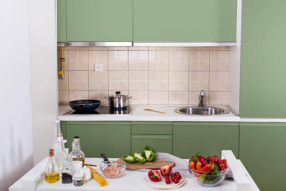 Kabinet dapur nuansa hijau (Freepik.com)