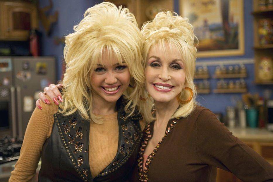 Miley Cyrus dan Dolly Parton dalam serial Hannah Montana (dok.  It's a Laugh Productions/Hannah Montana)