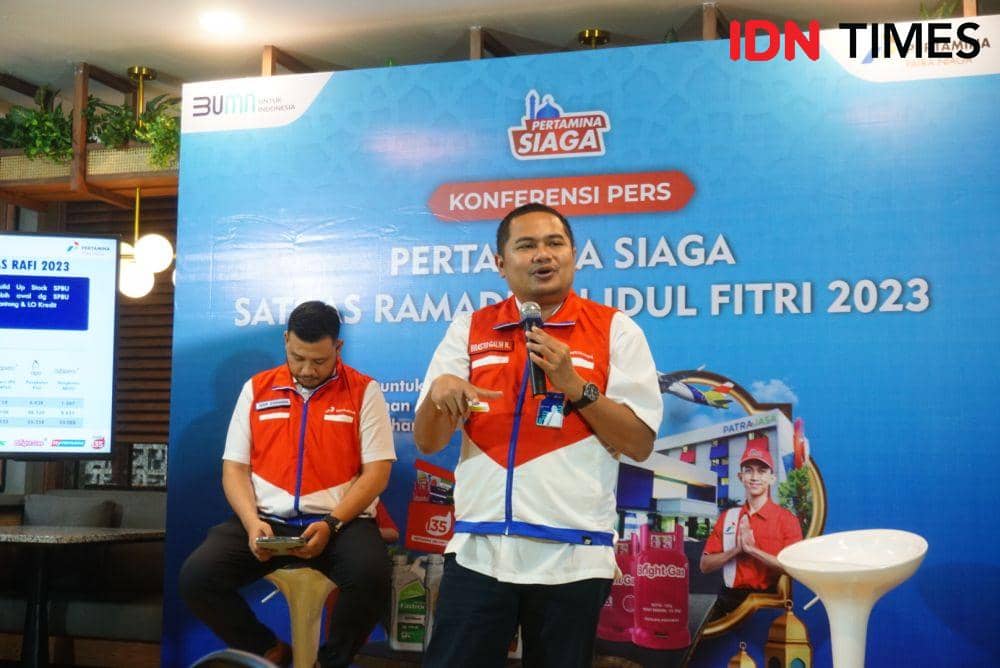 Area Manager Communication, Relation & Coroporate Social Responsibility (CSR) Regional Jawa Bagian Tengah PT Pertamina Patra Niaga, Brasto Galih Nugroho, di A&M Co, Senin (10/4/2023). (IDN Times/Herlambang Jati Kusumo)