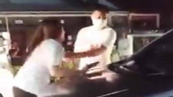 Tangkapan layar video saat Michaela Elsiana Paruntu memberhentikan mobil suaminya, James Arthur Kojongian tahun 2021. IDNTimes/Istimewa