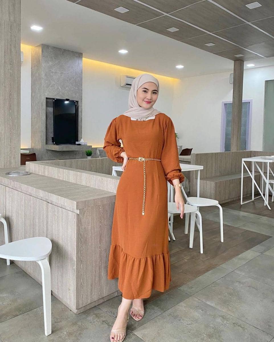 ide outfit Lebaran dengan dress yang simpel tapi elegan (instagram.com/intanghazll_)