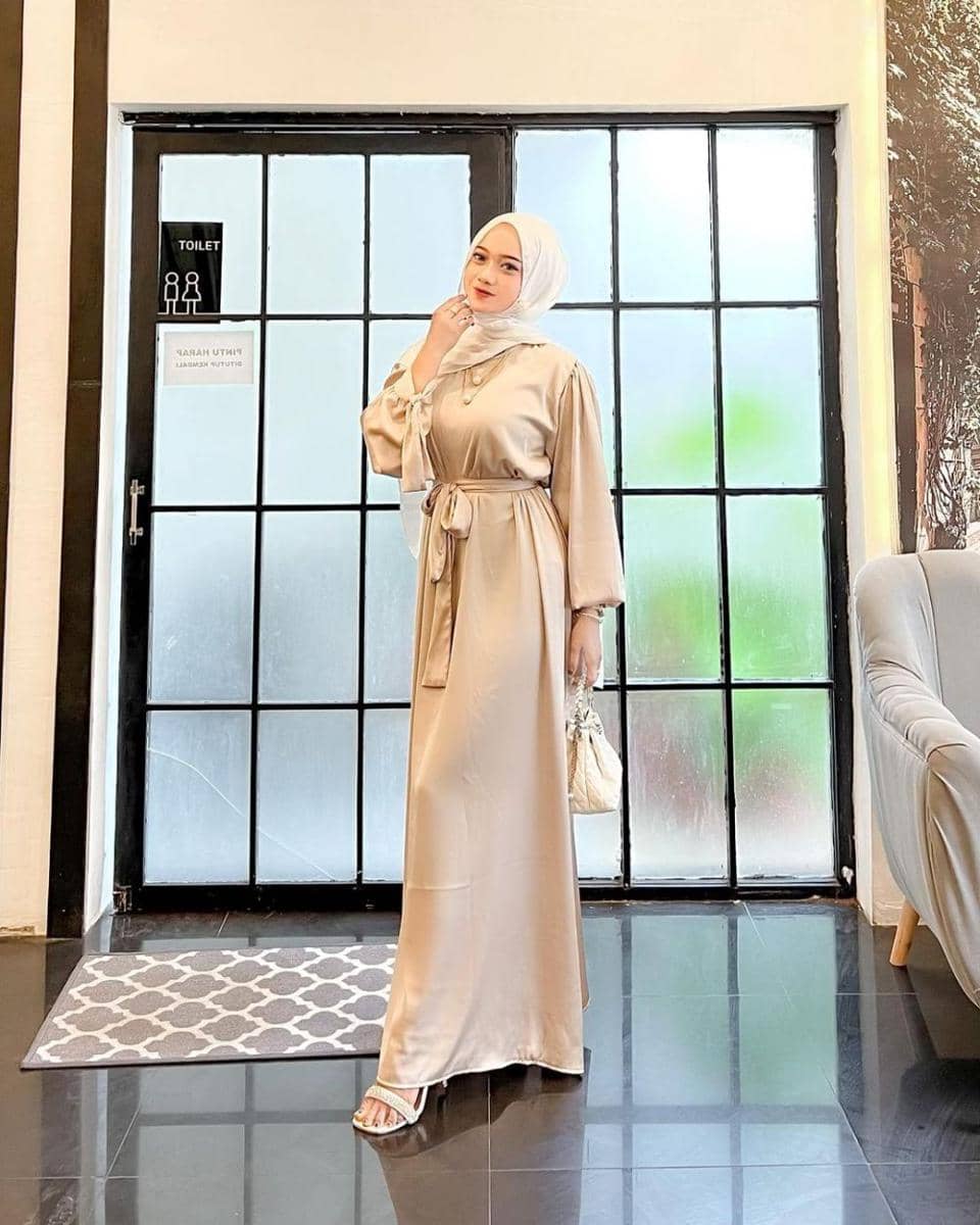 ide outfit Lebaran dengan dress yang simpel tapi elegan (instagram.com/hanifadl_)