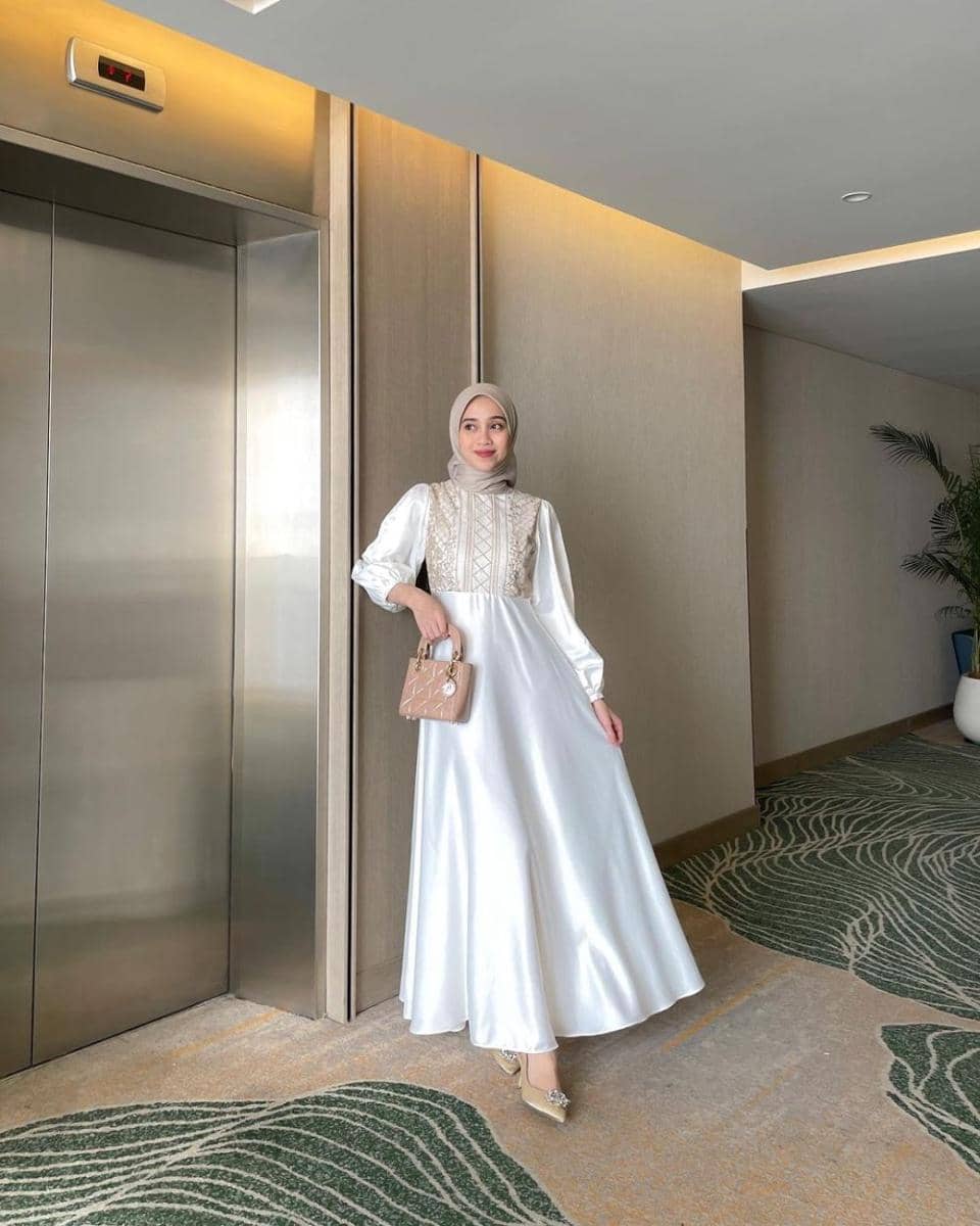 ide outfit Lebaran dengan dress yang simpel tapi elegan (instagram.com/vinamaulina)