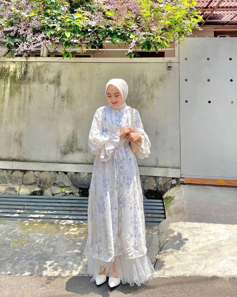 ide outfit Lebaran dengan dress yang simpel tapi elegan (instagram.com/renandaand)