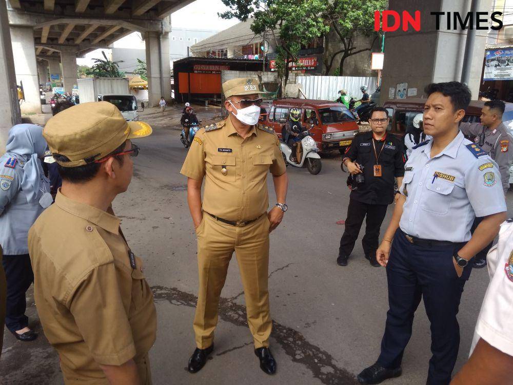 PLT Wali Kota Bekasi, Tri Adhianto mengecek jalur mudik. (IDN Times/Imam Faishal)