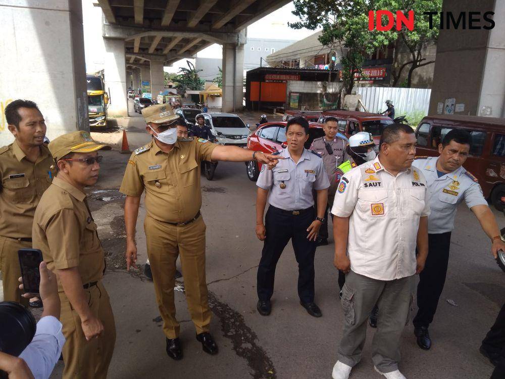 PLT Wali Kota Bekasi, Tri Adhianto mengecek jalur mudik. (IDN Times/Imam Faishal)