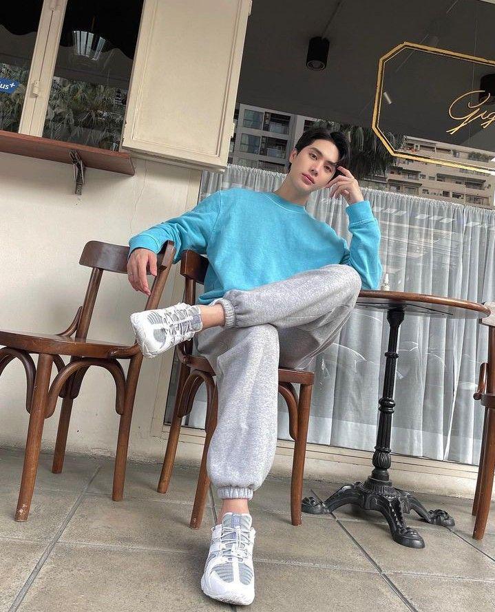 outfit sweatshirt ala Sarin Ronnakiat (instagram.com/inpitar)