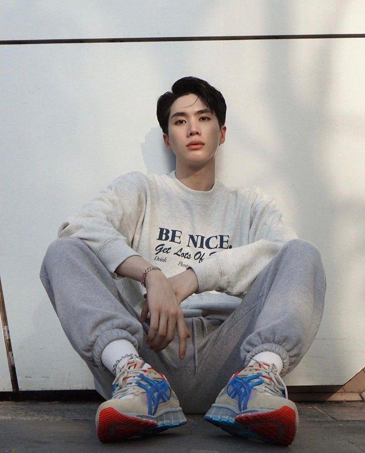 outfit sweatshirt ala Sarin Ronnakiat (instagram.com/inpitar)