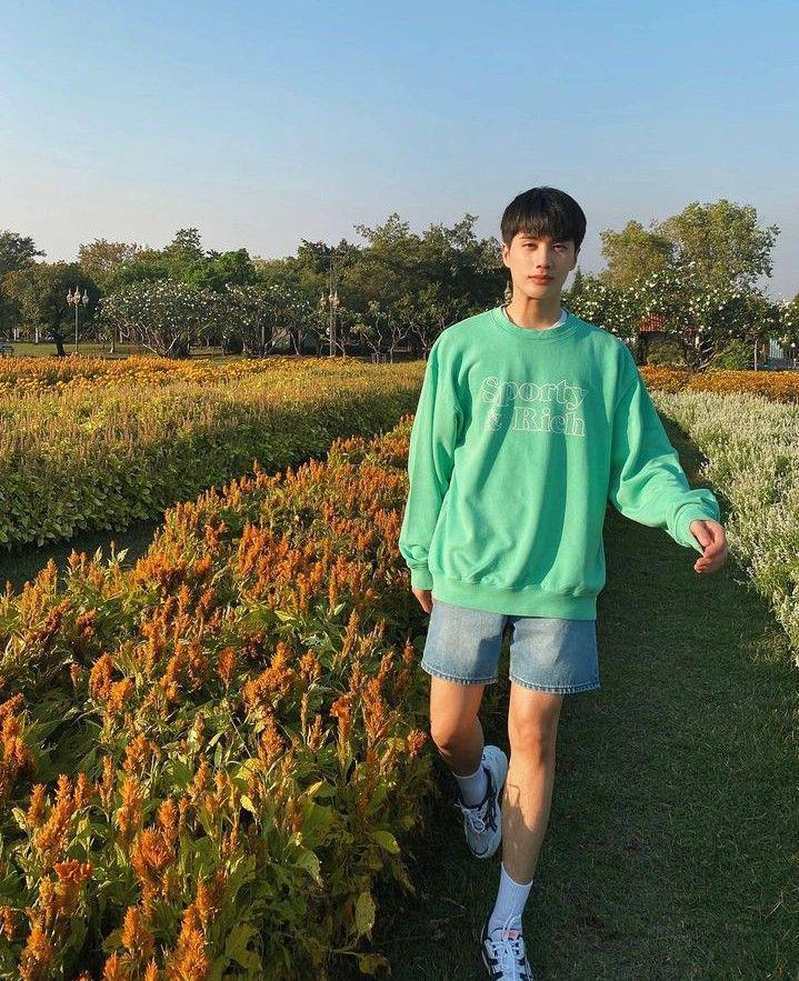 outfit sweatshirt ala Sarin Ronnakiat (instagram.com/inpitar)