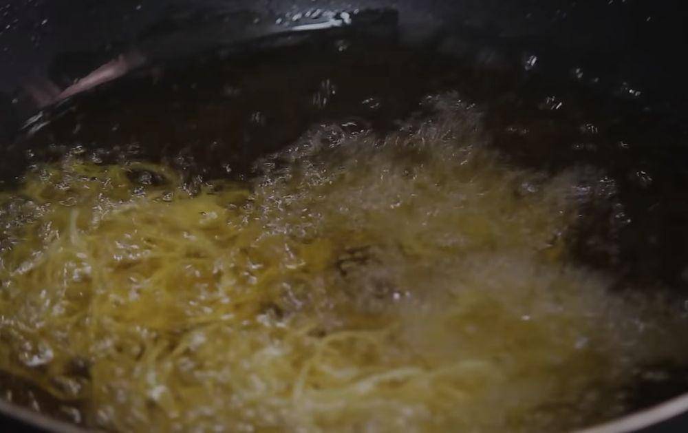 ilustrasi menggoreng mie (youtube.com/MasakTV)