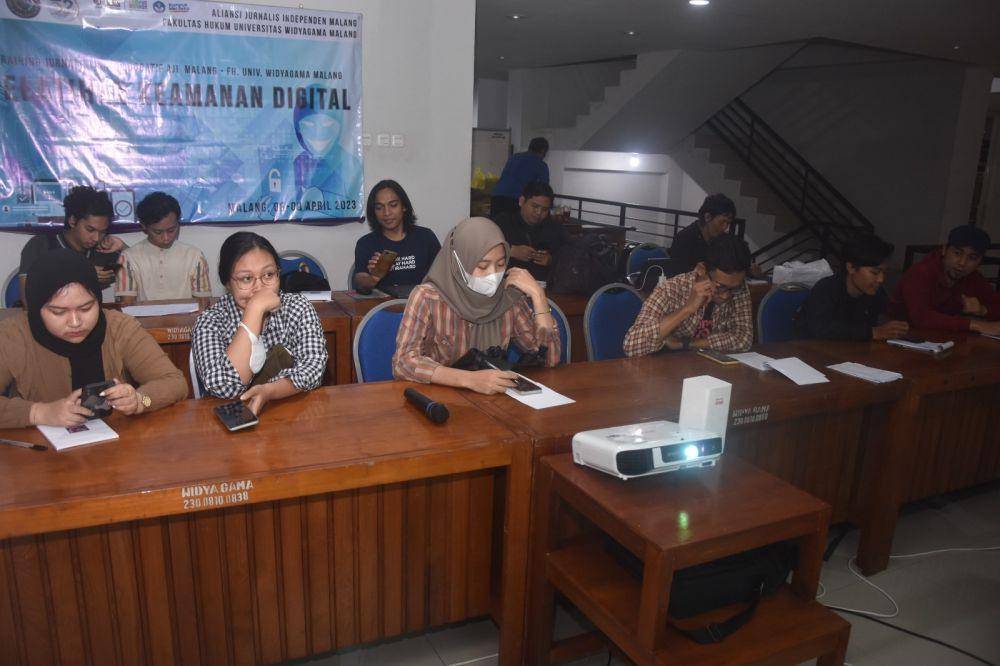 Pelatihan Keamanan Digital yang diselenggarakan Aliansi Jurnalis Independen (AJI) Malang di Universitas Widyagama Malang. (Dok AJI Malang)