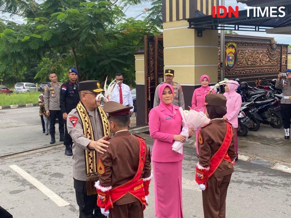 Tapis dan Pocil Warnai Kedatangan Kapolda Lampung Irjen Helmy Santika